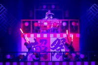 DJ和（上段）のスピンする「千本桜」でヲタ芸を打つリョウガ氏とユーキ氏。