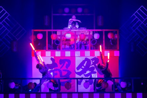 DJ和（上段）のスピンする「千本桜」でヲタ芸を打つリョウガ氏とユーキ氏。