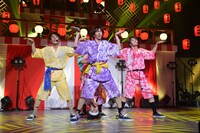 リョウガの足の間から歌声を響かせる逆さ吊りのタカシ（中央下）。