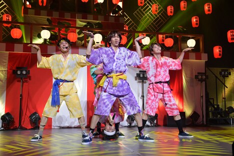 リョウガの足の間から歌声を響かせる逆さ吊りのタカシ（中央下）。