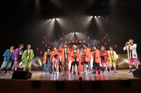 「“超”超フェス」2日目公演のアンコールの様子。