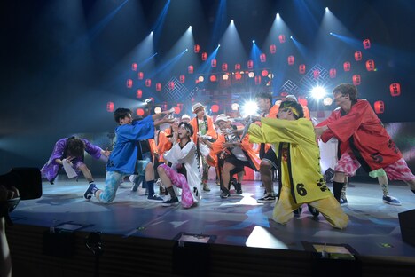 歌うタカシ（中央）を盛り上げる「“超”超フェス」2日目の出演者たち。