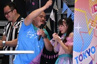 花吹雪で惜敗した石塚汐花（右）の健闘を称えるクロちゃん（左）。