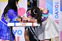 放課後プリンセスの関根ささら（右）に瞬殺されるChu☆Oh！Dollyの辻村美月（左）。