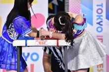 放課後プリンセスの関根ささら（右）に瞬殺されるChu☆Oh！Dollyの辻村美月（左）。
