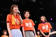 元アイドリング!!!の河村唯(中央)と古橋舞悠(右)を引き連れゆっくり登場したディフェンディングチャンピオンの酒井瞳(左)。