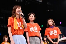 元アイドリング!!!の河村唯（中央）と古橋舞悠（右）を引き連れゆっくり登場したディフェンディングチャンピオンの酒井瞳（左）。