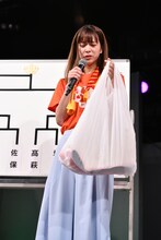 ベルトをぞんざいに扱う酒井瞳。