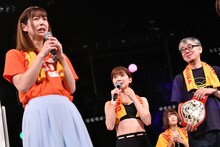 タワーレコード代表取締役・嶺脇育夫社長（右）にベルトを返還した酒井瞳。