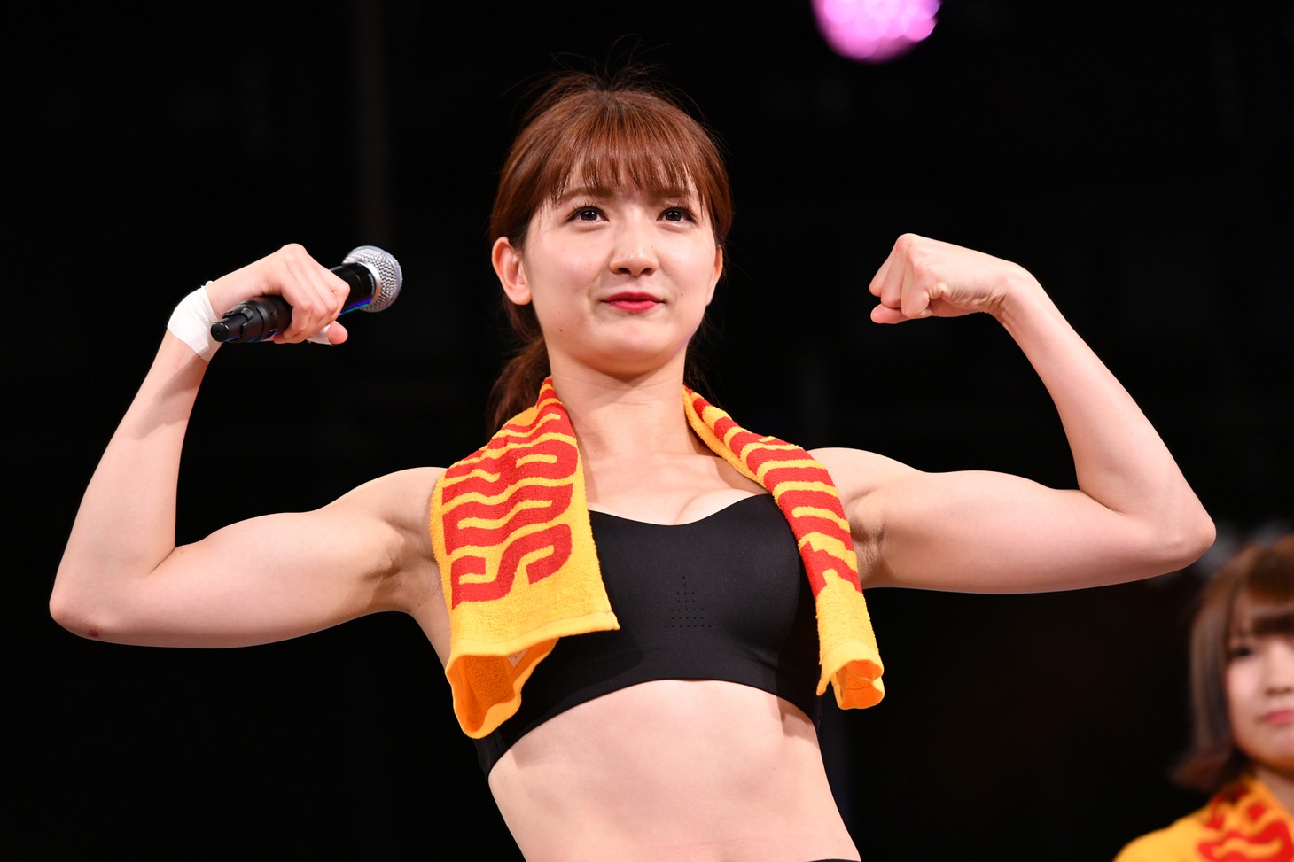 肉体美をアピールする森咲樹。