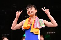 1回戦を軽く突破した我妻桃実、余裕のVサイン。