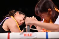 順当に決勝へとコマを進めるハコムスの我妻桃実（左）。