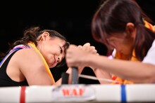 順当に決勝へとコマを進めるハコムスの我妻桃実（左）。