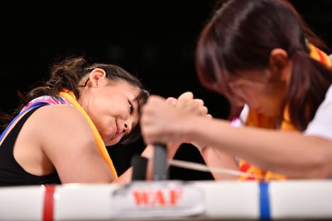 順当に決勝へとコマを進めるハコムスの我妻桃実(左)。