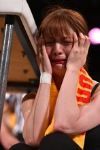 リング下で泣き崩れる森咲樹。