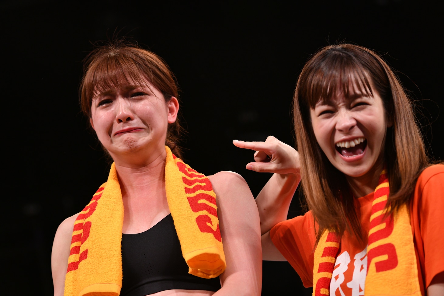 悔しさのあまりオイオイ泣く森咲樹（左）。