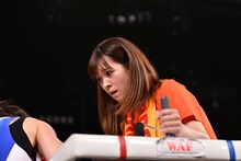 我妻桃実になす術なく困惑の表情を浮かべる酒井瞳。