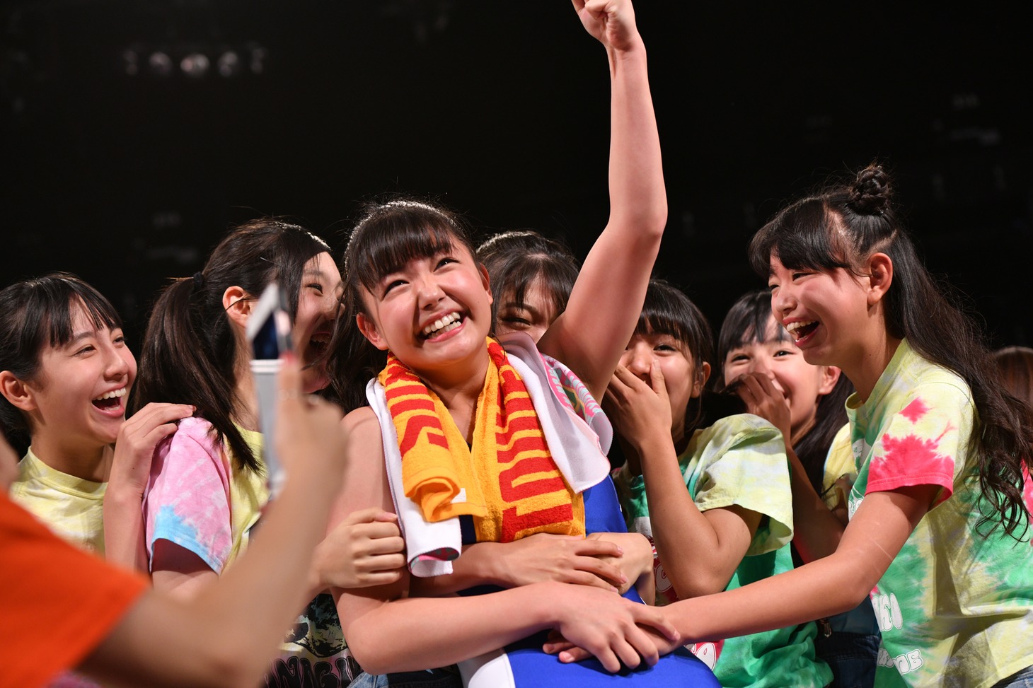 我妻桃実に飛びつくハコムスメンバー。