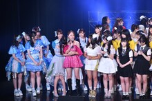 ソロアイドルとしての絆を深め抱き合う寺嶋由芙と吉川友（中央）。