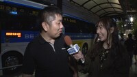 深夜バスの利用者に取材する須田亜香里（SKE48）。 (c)フジテレビ