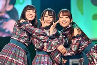 左から河田陽菜、潮紗理菜、井口眞緒。