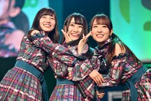 左から河田陽菜、潮紗理菜、井口眞緒。