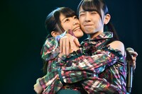 抱き合う丹生明里（左）と金村美玖（右）。