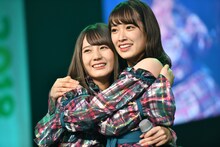 抱き合う小坂菜緒（左）と佐々木久美（右）。