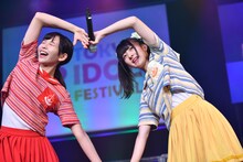 両手でハートを作る神宿の一ノ瀬みか（左）と羽島みき（右）。