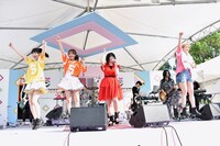 アップアップガールズ（仮）の佐保明梨、関根梓、古川小夏をゲストに迎えて歌う大森靖子。