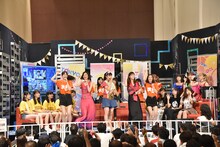 アイドリング!!!元メンバーのダンスをバックにアイドリング!!!「サマーライオン」を歌うハコイリ▽ムスメ（▽はハートマーク）の我妻桃実。