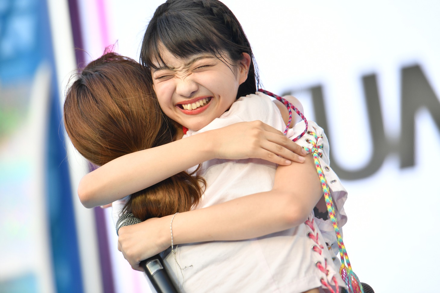 荻野可鈴に抱きつく夢アド新メンバーの山下彩耶。