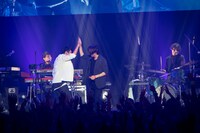 TERU（GLAY）とコラボするウカスカジー。