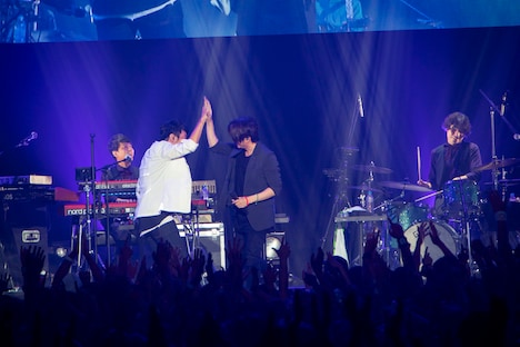 TERU（GLAY）とコラボするウカスカジー。