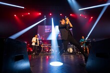 TERU（GLAY）とコラボするウカスカジー。