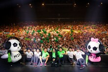 来場者と記念撮影をするウカスカジー、TERU（GLAY）。