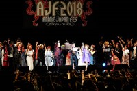 「水木一郎 デビュー50周年記念 特別公演～原点オンパレードだゼーット！～」の様子。