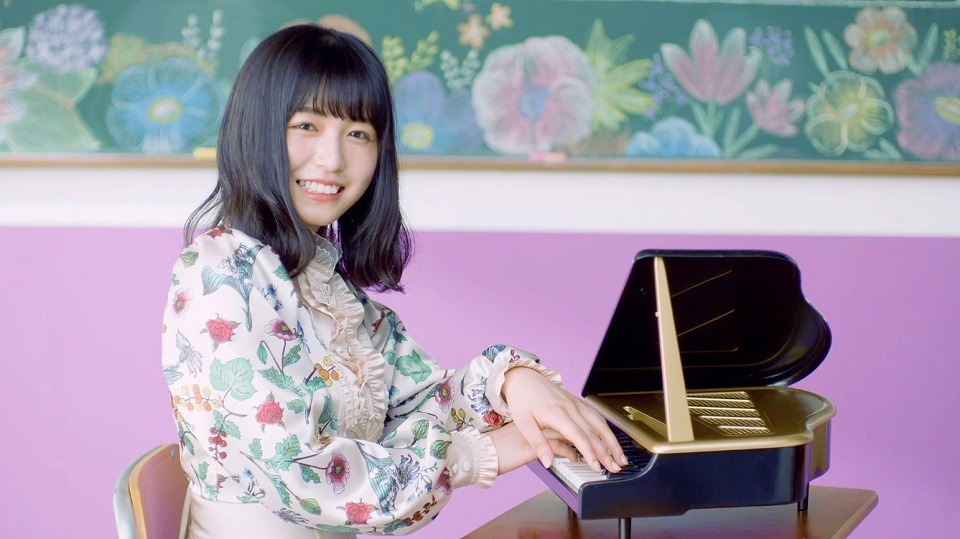 欅坂46「音楽室に片想い」ミュージックビデオのワンシーン。