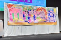 さくら学院「アートの授業 3」1時限目のライブペイントで完成した作品。