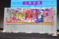 さくら学院「アートの授業 3」2時限目のライブペイントで完成した作品。