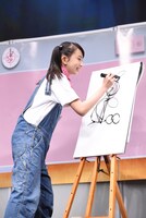 ミッション「躍動を描こう」に挑戦する有友緒心。