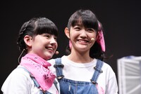 左から白鳥沙南、麻生真彩。