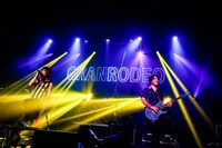 GRANRODEO「GRANRODEO LIVE 2018 KISHOW 宇部凱旋 ロデオぶるとっぴん～暑ぅてわやになりそうじゃけえ皆でぶち盛り上がろうや～」の様子。（撮影：キセキミチコ）