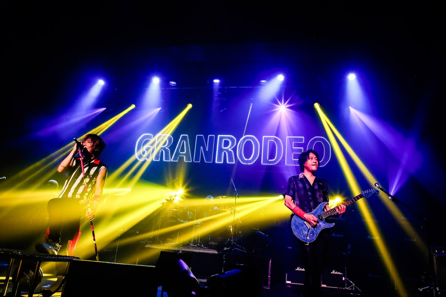 GRANRODEO「GRANRODEO LIVE 2018 KISHOW 宇部凱旋 ロデオぶるとっぴん～暑ぅてわやになりそうじゃけえ皆でぶち盛り上がろうや～」の様子。（撮影：キセキミチコ）