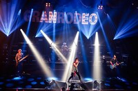 GRANRODEO「GRANRODEO LIVE 2018 KISHOW 宇部凱旋 ロデオぶるとっぴん～暑ぅてわやになりそうじゃけえ皆でぶち盛り上がろうや～」の様子。（撮影：キセキミチコ）