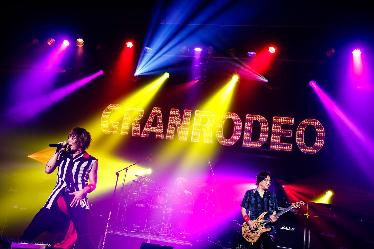 GRANRODEO「GRANRODEO LIVE 2018 KISHOW 宇部凱旋 ロデオぶるとっぴん～暑ぅてわやになりそうじゃけえ皆でぶち盛り上がろうや～」の様子。（撮影：キセキミチコ）