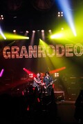 GRANRODEO「GRANRODEO LIVE 2018 KISHOW 宇部凱旋 ロデオぶるとっぴん～暑ぅてわやになりそうじゃけえ皆でぶち盛り上がろうや～」の様子。（撮影：キセキミチコ）