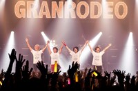 GRANRODEO「GRANRODEO LIVE 2018 KISHOW 宇部凱旋 ロデオぶるとっぴん～暑ぅてわやになりそうじゃけえ皆でぶち盛り上がろうや～」の様子。（撮影：キセキミチコ）