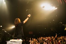 8月12日に東京・マイナビBLITZ赤坂で行われたファンクラブ限定ライブ「J Birthday LIVE!!!」の様子。（Photo by RINA ASAHI）