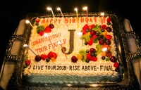 8月12日に東京・マイナビBLITZ赤坂で行われたファンクラブ限定ライブ「J Birthday LIVE!!!」に登場したバースデーケーキ。（Photo by RINA ASAHI）